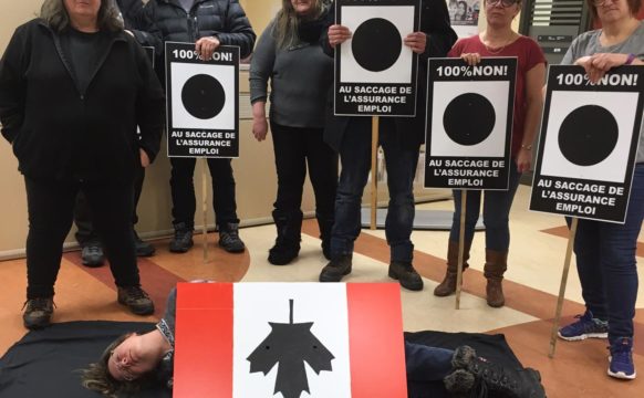 Une dizaine de chômeurs et chômeuses et de militantes et militants solidaires ont occupé les bureaux de Service Canada à Forestville.