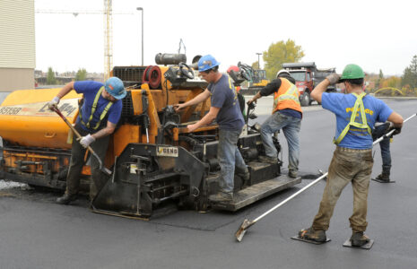 Les travailleurs et travailleuses de l’asphalte forment un front commun