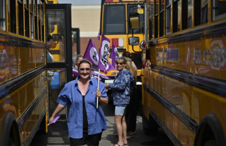 Les conductrices et conducteurs de véhicules scolaires exigent une hausse de leur salaire pour « sauver le transport scolaire »