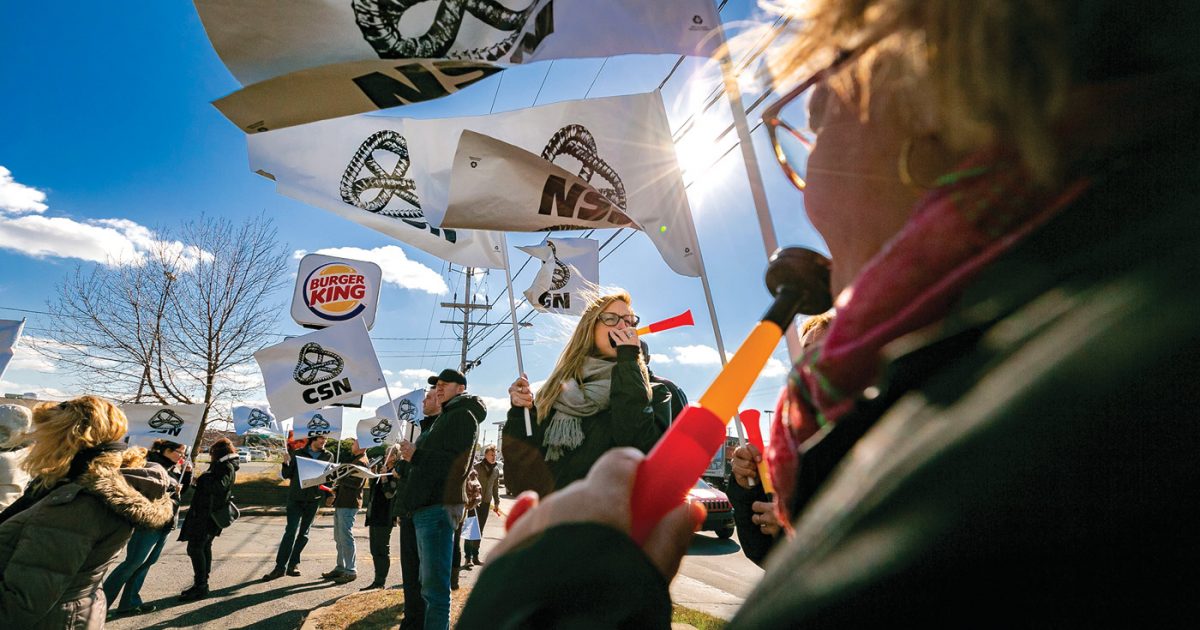 Manifestation devant un Burger King