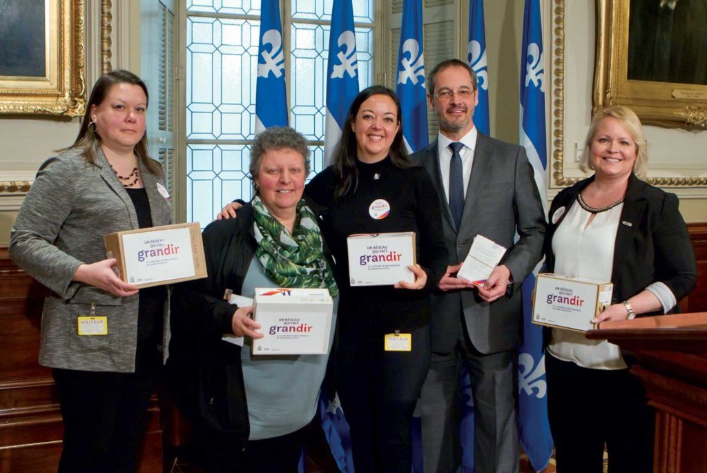 Le 15 mars, une délégation de la CSN a déposé à l'Assemblée nationale 25 000 cartes postales signées en moins de deux semaines et adressées à Philippe Couillard.