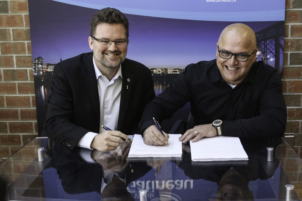 À gauche, le maire de Gatineau, Maxime Pedneaud-Jobin, et à droite, le président du syndicat des cols bleus, Denis Savard. Photo : Patrick Woodbury, Le Droit