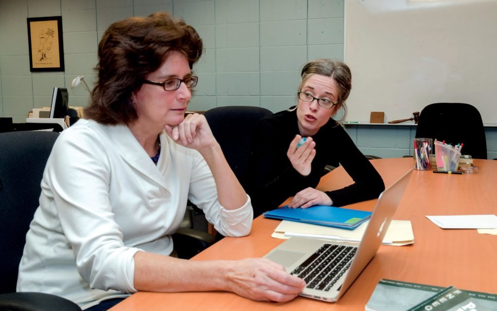 Christine Kerr, professeure et Natalie Doyon, employée de soutien, Collège Saint-Lambert | Photo : Raynald Leblanc