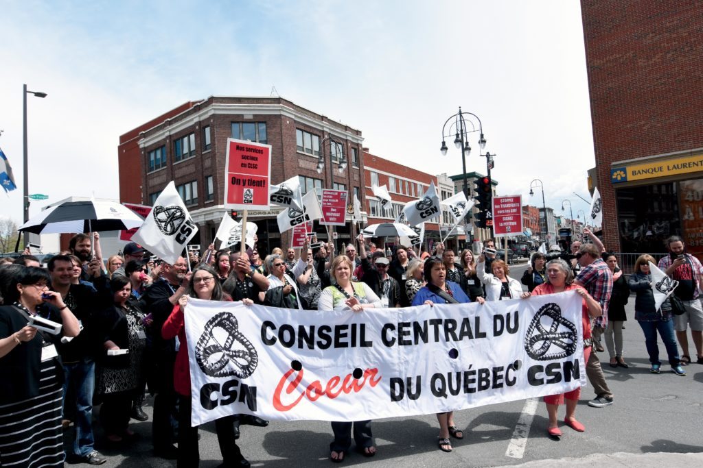 Le 24 mai, la CSN lançait une vaste offensive contre le démantèlement du réseau public de santé et de services sociaux. Ci-dessus : le 19 mai, à Trois-Rivières, des militants du Cœur-du-Québec ont manifesté pour la sauvegarde de notre réseau de santé et de services sociaux. | Photo : Thierry Charland