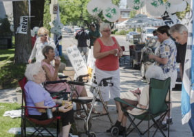 Jardins de Jouvence 004 06 juillet 2016  MG grevistes discuter