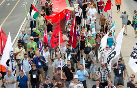 Des milliers de personnes marchent pour un monde meilleur