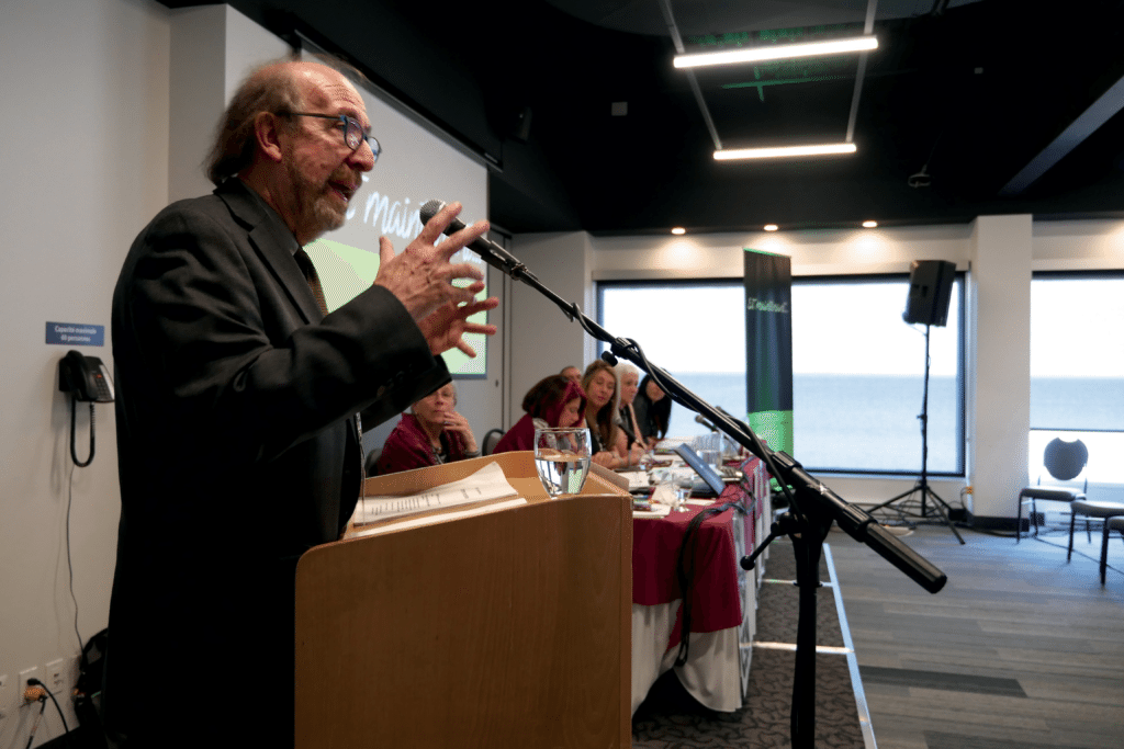 Gérald Larose, président de la CSN de 1983 à 1999, livrant son plaidoyer pour un mouvement syndical. Photo : Michel Giroux