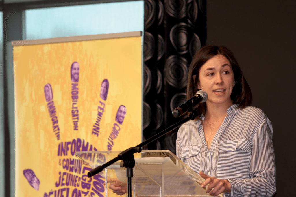 Aurélie Lanctôt, auteure de l’essai Les libéraux n’aiment pas les femmes, entretient les congressistes des conséquences des politiques d’austérité sur les femmes.Photo : Chu Anh Pham 