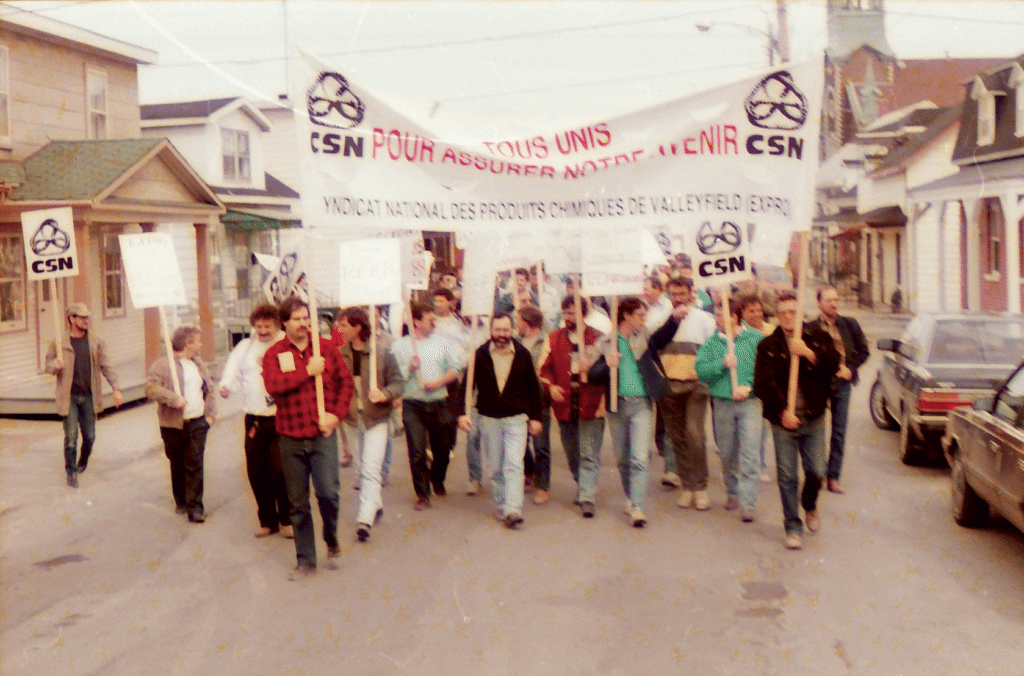 Manifestation pendant le lock-out de 1988 qui a duré 17 semaines, où l’on aperçoit Marc Laviolette, président de la CSN de 1999 à 2001.