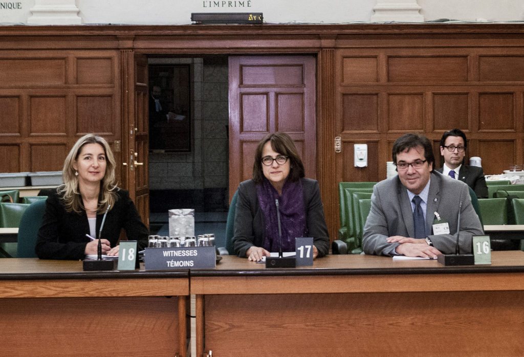 Francine Lévesque, vice-présidente de la CSN à la commission parlementaire, accompagné de Nathalie Joncas, actuaire de la CSN, et François Énault.