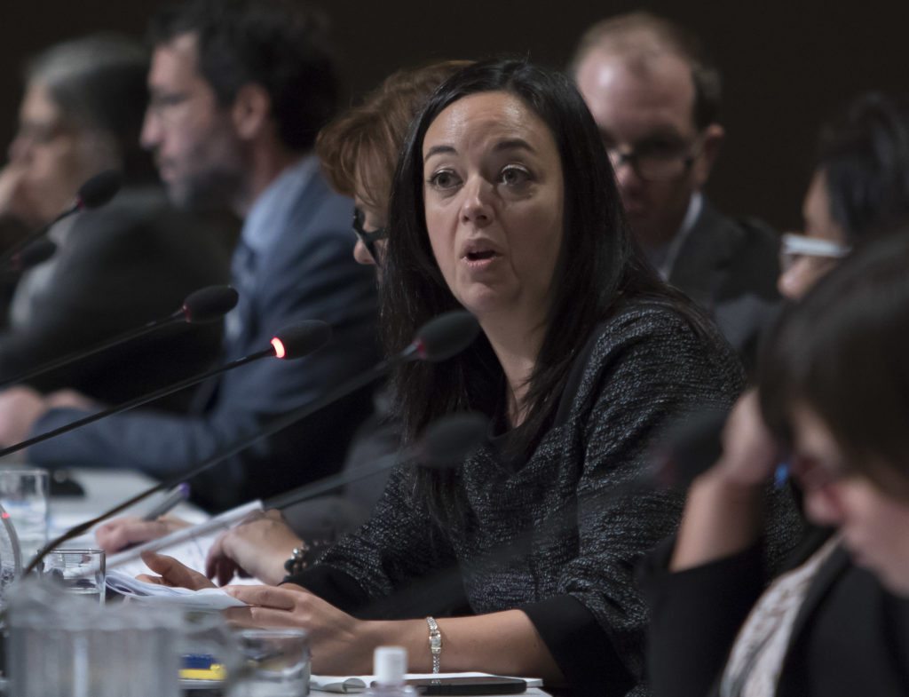 Véronique De Sève, vice-présidente de la CSN, participe à la consultation publique. | Photo : Clément Allard