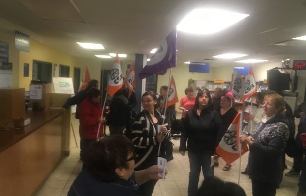 Hier, des travailleuses et des travailleurs ont occupé pacifiquement les locaux des centre locaux d’emploi de Matane et de Gaspé afin de réclamer un soutien du gouvernement provincial. Le matin même on apprenait qu’une entente était intervenue entre les pêcheurs et les transformateurs, permettant la reprise des activités.