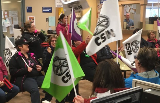 Hier, des travailleuses et des travailleurs ont occupé pacifiquement les locaux des centre locaux d’emploi de Matane et de Gaspé afin de réclamer un soutien du gouvernement provincial. Le matin même on apprenait qu’une entente était intervenue entre les pêcheurs et les transformateurs, permettant la reprise des activités.