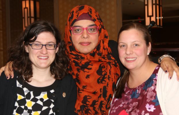 Nora Loreta et Virginia Ridley, les coordonatrices de l’ACPS, avec l’invitée spéciale du gala Shelina Merhani  | Photo : Peter Scott