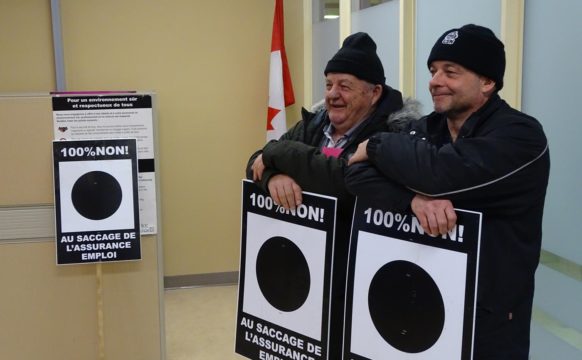 Une vingtaine de chômeurs et chômeuses et de militantes et militants solidaires ont occupé les bureaux de Service Canada de Baie-Comeau pendant une quarantaine de minutes