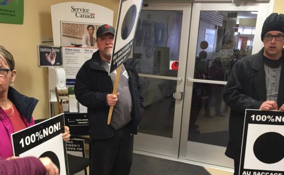 Une dizaine de chômeurs et chômeuses et de militantes et militants solidaires ont occupé les bureaux de Service Canada à Forestville.