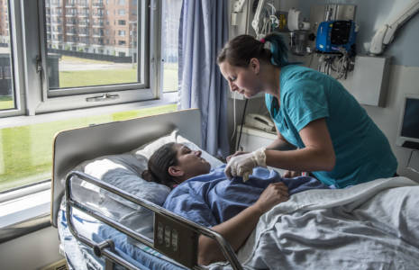 Les patients, médecins, intervenants et hauts gestionnaires appellent aux changements pour améliorer le système de santé