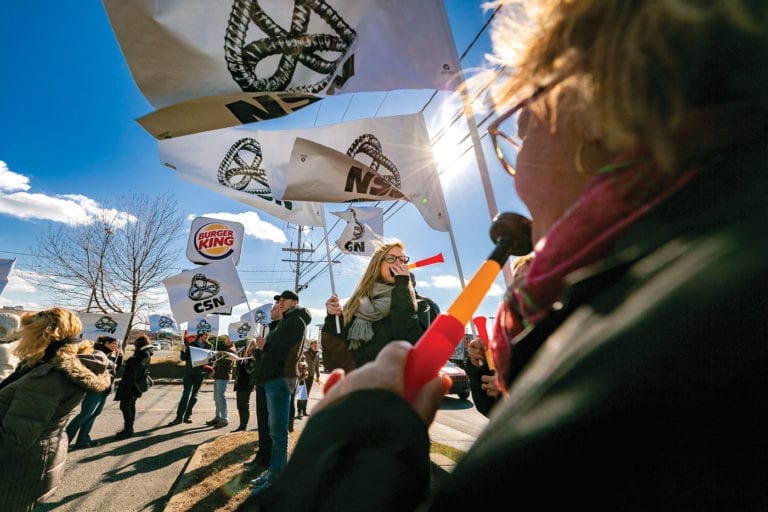 Manifestation devant un Burger King