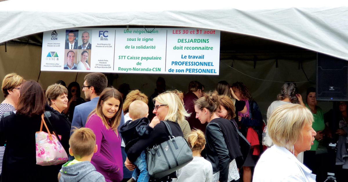 Action de mobilisation devant la Caisse populaire de Rouyn-Noranda