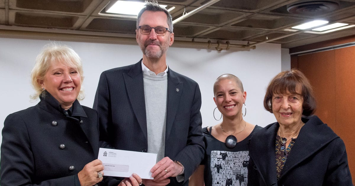 Anne-Marie Saint-Cerny, lauréate 2018, Jean Lortie, secrétaire général de la CSN, Catherine Ladouceur, secrétaire du Conseil central de l’Estrie, et Marie Gaboury, conjointe de feu Pierre Vadeboncœur.