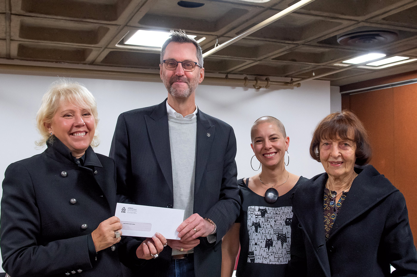 Anne-Marie Saint-Cerny, lauréate 2018, Jean Lortie, secrétaire général de la CSN, Catherine Ladouceur, secrétaire du Conseil central de l’Estrie, et Marie Gaboury, conjointe de feu Pierre Vadeboncœur.