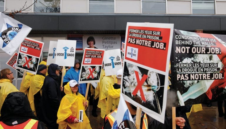 Plus d’une centaine d’agents correctionnels ont manifesté le 2 novembre devant le bureau de la ministre Ginette Petitpas Taylor à Moncton (sur la photo) et celui de Ralph Goodale à Régina pour que soit suspendue l’implantation du PESP.