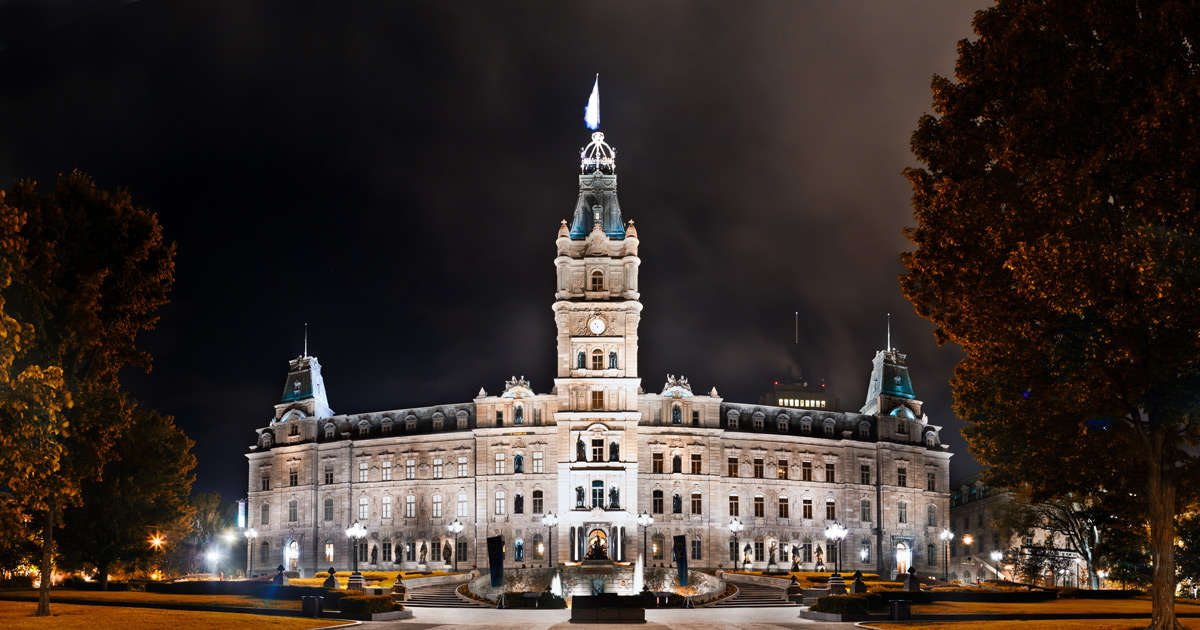 Photo nocturne de l'Assemblée nationale du Québec