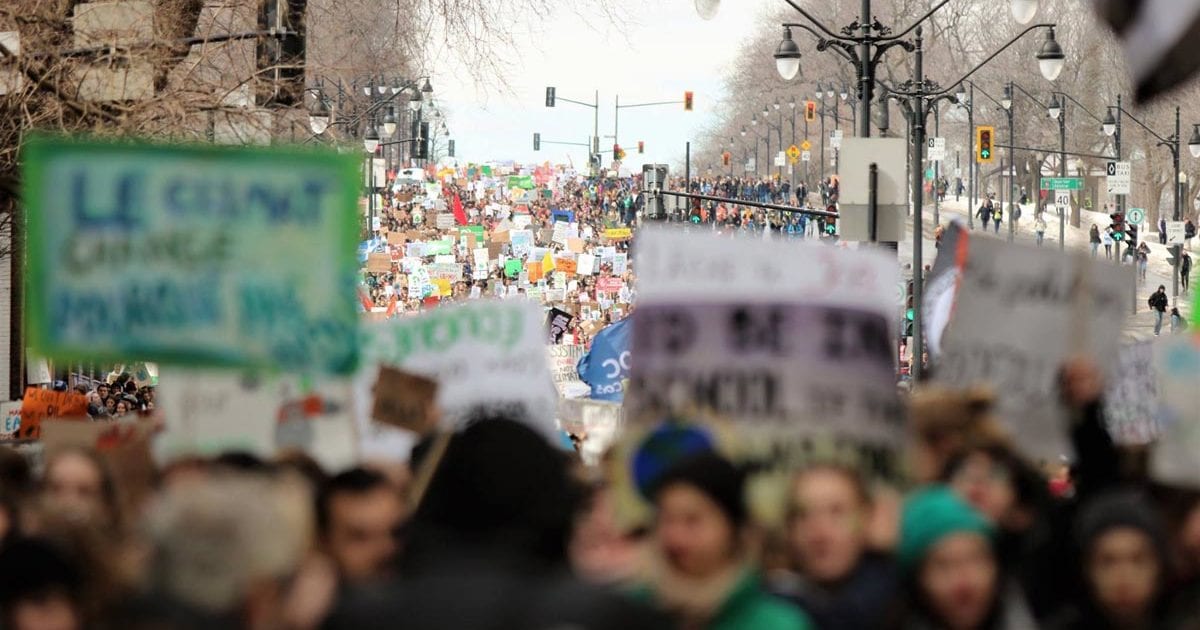 Plan large d'une foule énorme à la manifestation étudiante pour le climat, le 15 mars 2019