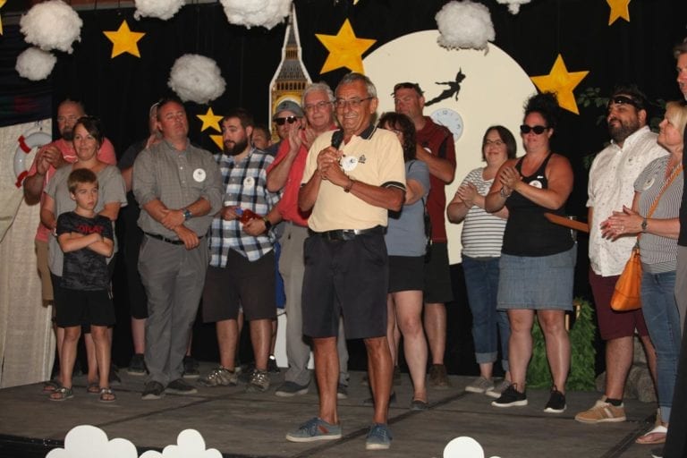 Jean Lacharité au Camp-Vol d'été Leucan-CSN, accompagné de plusieurs bénévoles et enfants