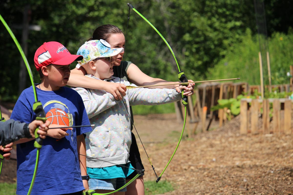 Enfant pratiquant du tir à l'arc au camp vol d'été Leucan CSN