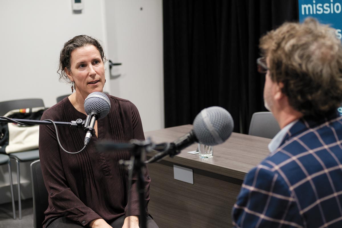 Amy Côté parle au micro avec Jacques Létourneau