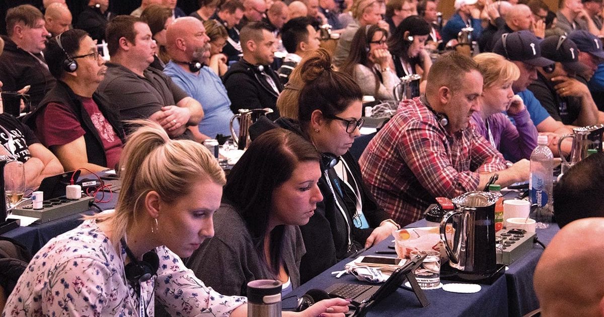 Délégués à l'Assemblée générale d'UCCO-SACC-CSN, assis dans une instance.
