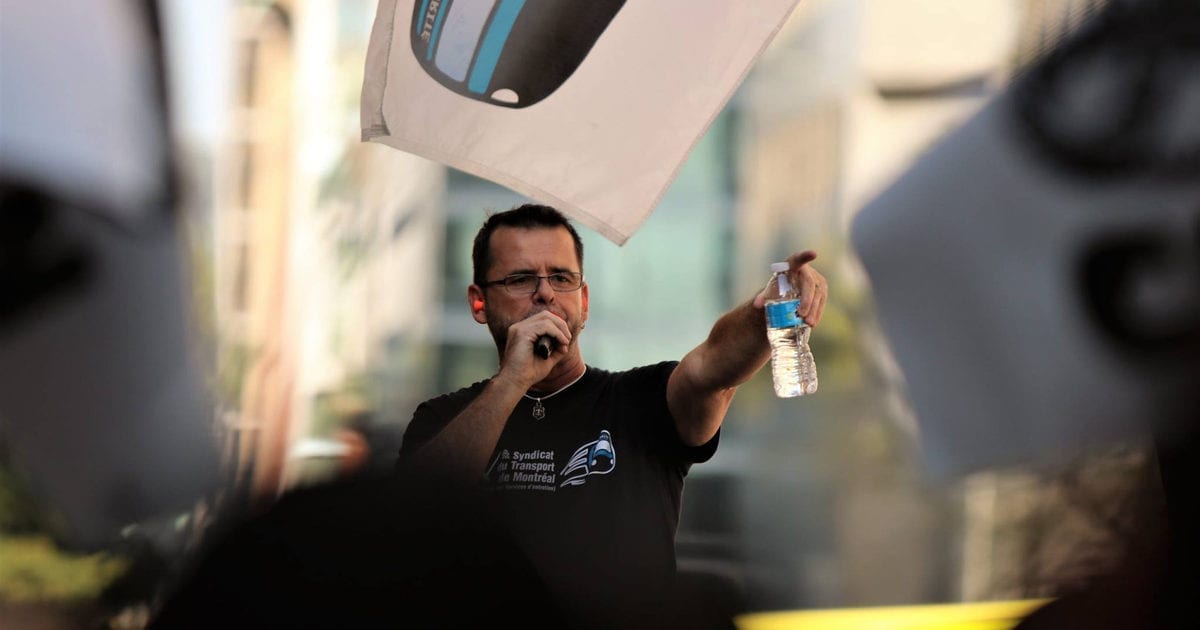 Photo du président du Syndicat de transport de Montréal-CSN au micro à une manif