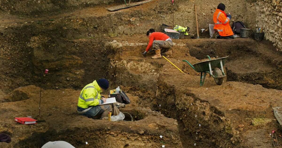 Archéologues au travail sur un chantier