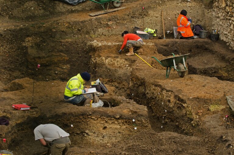 Archéologues au travail sur un chantier