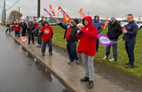 Usine Rolls-Royce de Montréal : les travailleuses et les travailleurs en grève pour défendre leur syndicat