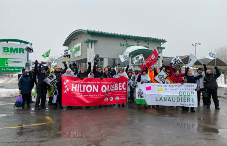 Les grévistes de la COOP Lanaudière et du Hilton Québec dénoncent le mépris de leurs employeurs