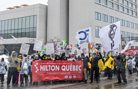Une manifestation exige le respect des travailleuses et des travailleurs du Hilton-Québec