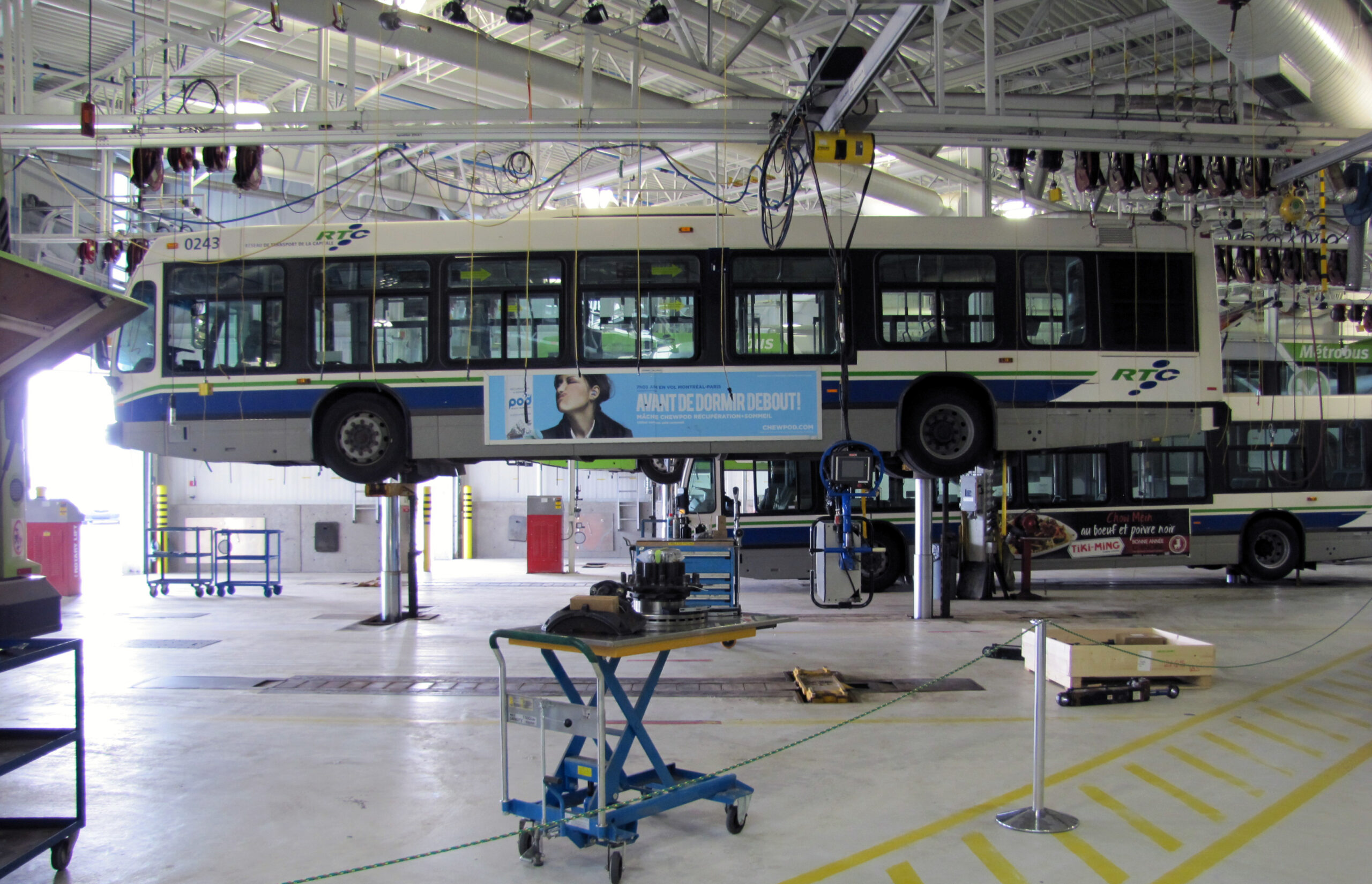 Un autobus du RTC levé sur deux vérins pour son entretien. Photo : Claude Boucher - CC.