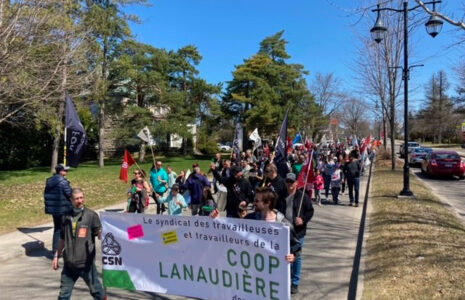 Plusieurs citoyennes et citoyens de la région Lanaudière manifestent pour vivre comme du monde