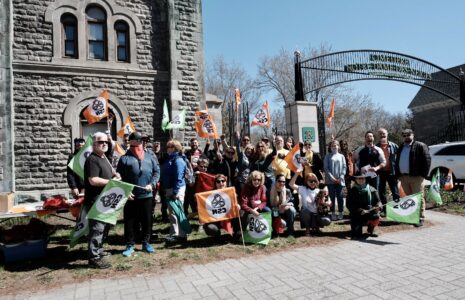 Nouvelle manifestation au cimetière Notre-Dame-des-Neiges
