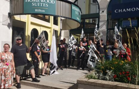 Tremblant : l’hôtel Hilton ne semble pas pressé de s’entendre avec ses employé-es