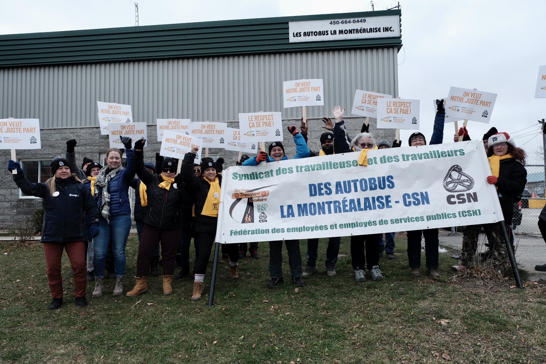 Piquetage symbolique des membres du STTAM–CSN devant le garage et les bureaux de leur employeur. Photo : Dominic Morissette