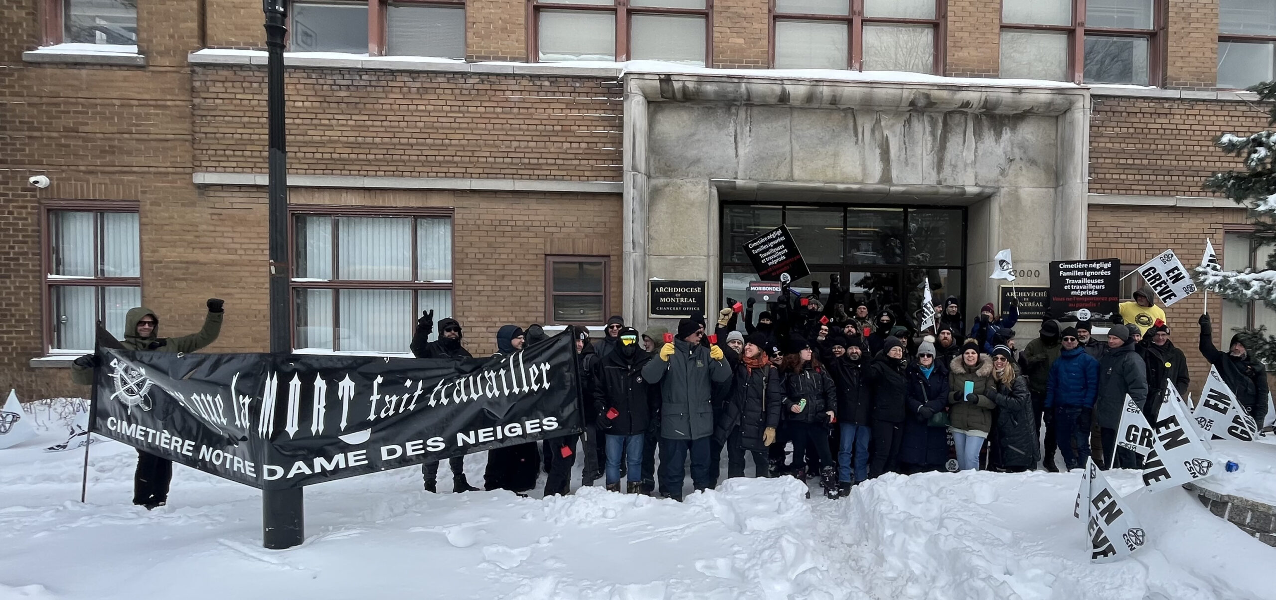 Les membres des deux syndicats devant l'archevêché de Montréal.