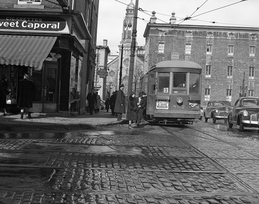 Tramway dans le quartier Saint-Jean-Baptiste, Québec, années 1940. // Domaine public / Le Chronoscope, Québec 