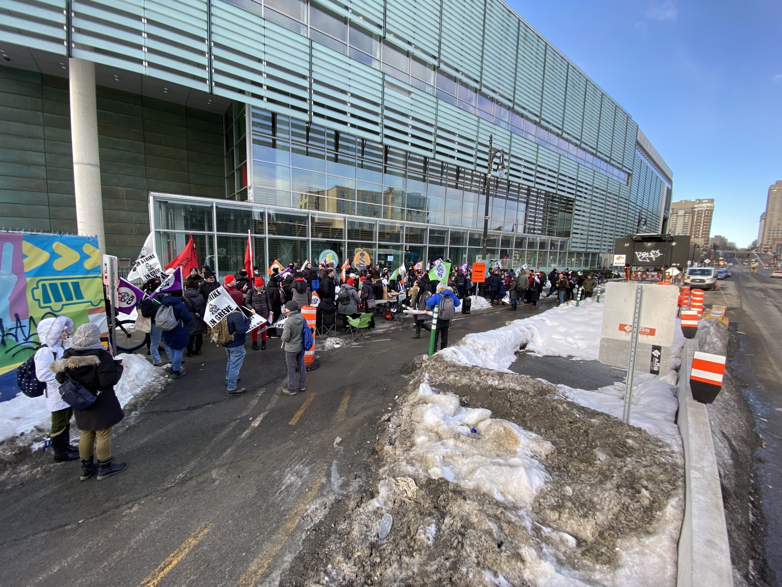 Les membres du STTuBAnQ-CSN au piquetage de la Grande bibliothèque à Montréal.