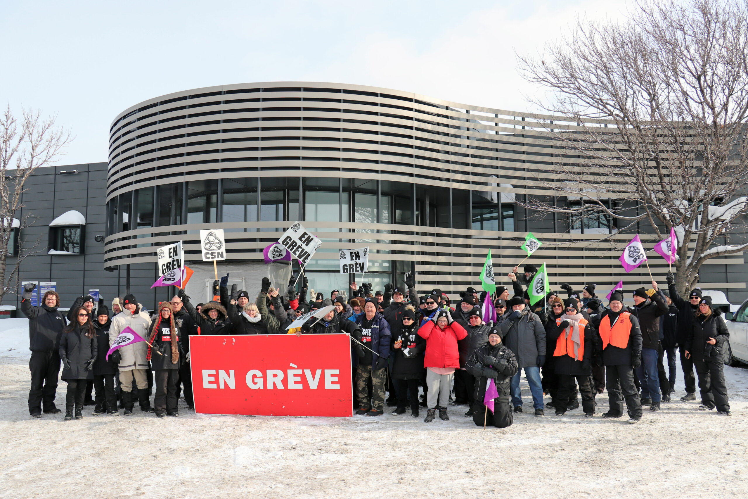 Les membres des deux syndicats devant le Centre de services scolaire de la Capitale. - Photo : Nicolas Lefebvre Legault