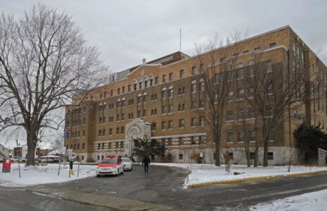 Hôpital de Lachine : couper des services publics pour les donner au privé, c’est non !