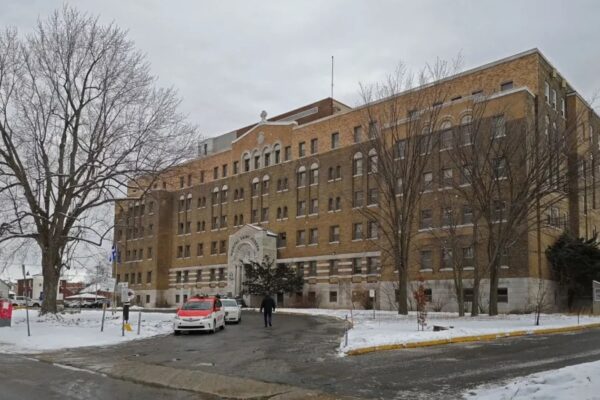 Hôpital de Lachine : couper des services publics pour les donner au privé, c’est non !