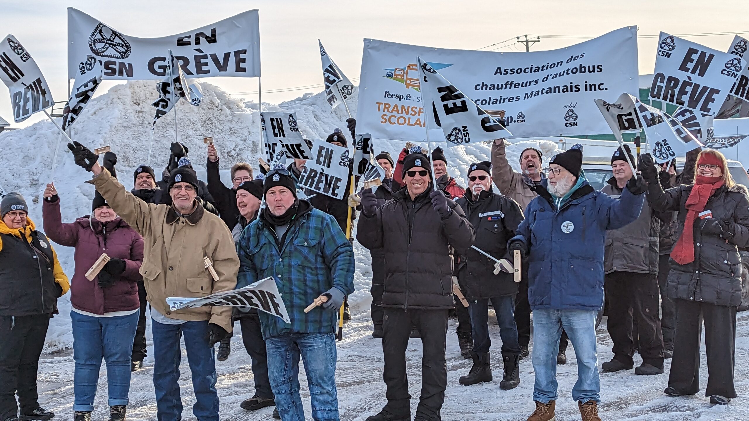 Les membres du syndicat sur leur ligne de piquetage ce 13 mars 2023.